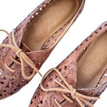 Load image into Gallery viewer, Tan Leather Lace-up Huarache Shoes | 7
